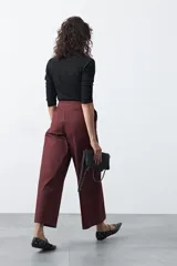 Pantalón wide leg de corte sastrero, color negro, con cintura de tiro medio y diseño de pernera amplia y relajada.