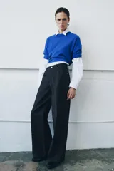 Jeans de tiro medio, pierna relajada y largo completo, color azul oscuro. Presenta cinco bolsillos, detalle de pliegue delantero y pespuntes marcados a contraste.