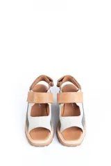 Sandalias de cuero con plataforma de goma, color verde, blanco y beige.