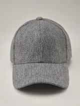 Gorra con visera de tejido de punto en color gris, con parche rectangular decorativo en color bordó con logo de la marca Benson & Thomas.