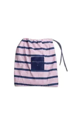 Short de baño de secado rápido con estampado floral en tonos celestes y blancos. Cuenta con cintura elástica con cordón ajustable, dos bolsillos laterales, un bolsillo trasero y suspensor interno.