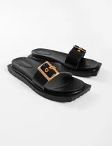 Sandalia tipo slide color verde neón con plataforma y detalle de hebilla metálica dorada en la tira superior.