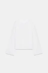 Camiseta de algodón con cuello redondo y mangas largas tipo ranglán. Presenta un corte regular y bajo recto.
