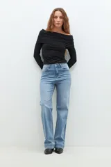 Pantalón de jean celeste de corte recto, con apliques de perlas en la parte delantera.