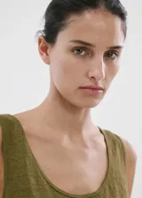 Top de lino color verde militar, con cuello redondo y diseño sin mangas.