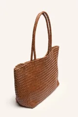 Cartera tote de cuero vacuno trenzado a mano, color bordó, de diseño espacioso con asas firmes.