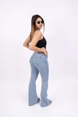 Body blanco de lycra con cuello redondo y sisas amplias.