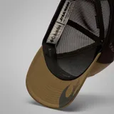 Gorra tipo trucker de Columbia, edición especial Star Wars, en color verde oliva con paneles traseros de malla marrón. Presenta un parche frontal con la insignia de la Alianza Rebelde y coordenadas, y una etiqueta lateral con el logo de la marca.