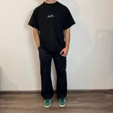 Jean negro de corte baggy, con diseño holgado y tiro medio.