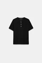 Top de punto de tacto suave, de color negro, con cuello redondo, manga corta y cierre frontal de botones.