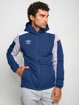 Campera deportiva Umbro con capucha, cierre frontal y bloques de color. El cuerpo principal es azul marino, los hombros son blancos y las mangas tienen paneles laterales en gris claro.