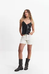 Musculosa de breteles finos con escote en "V" y lazo en la espalda, con lentejuelas sutiles.