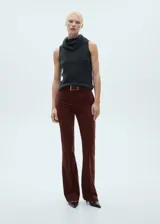 Pantalón de tiro medio confeccionado en terciopelo de algodón, con diseño de corte recto, trabillas para cinturón, bolsillos laterales y cierre oculto de botón, gancho y cremallera.