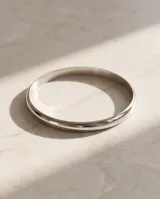 Pulsera tipo esclava rígida de acero con acabado pulido y diseño minimalista.