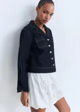 Chaqueta de denim azul oscuro con cuello solapa, cierre frontal de botones y dos bolsillos de parche en el pecho.