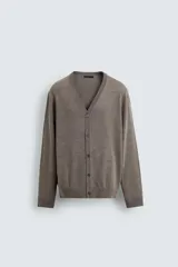 Cárdigan regular fit tejido en hilatura de lana, color marrón topo, con cuello en V, manga larga y cierre frontal de botones.