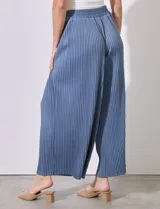 Pantalón fluido color marrón, marca Cupio, con pretina elastizada en punto smock y largo de pierna plisado.