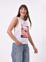 Musculosa blanca con estampado de una combi en la playa.