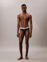 Pack de tres slips negros de microfibra elástica, con cintura elástica plateada con el logo de Calvin Klein.