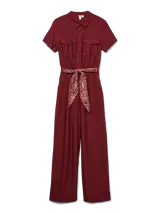 Mono largo color bordó con cuello camisero, cierre frontal de botones, mangas cortas y bolsillos cargo en el pecho. Incluye un cinturón estampado en tonos rojos y beige, y está confeccionado en tejido satinado.