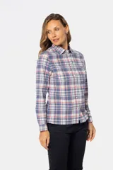 Camisa de algodón a cuadros azules y celestes con detalles en rosa, de manga larga con puños abotonados y dos bolsillos en el pecho con botón.