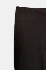 Pantalón de vestir color rosado, tiro bajo, con corte acampanado (flare) y costuras laterales marcadas. Cierre frontal con botón interior y gancho.