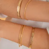Pulsera de eslabones tipo grumet, elaborada en oro 18k con acabado pulido.