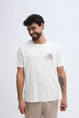 Remera de algodón color off-white, de corte regular, con estampa en la espalda de flores en tonos azules y la frase 'All the flowers' en color rojo.