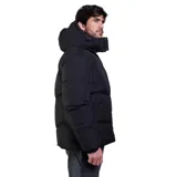 Campera puffer negra con capucha ajustable, cierre frontal completo y puños con ajuste de botón. Diseño acolchado con logo sutil en el pecho, confeccionada en material resistente a la humedad.