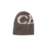 Gorro de lana de alpaca de diseño de punto peludo, en color taupe con letras blancas grandes en contraste.