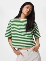 Top de manga corta con diseño boxy, estampado a rayas horizontales en color verde y blanco, de corte holgado.
