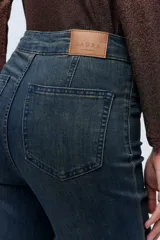 Jean de calce oxford, tiro alto y corte ajustado.