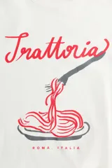 Remera de algodón color blanco, con cuello redondo, mangas cortas y estampa frontal de un plato de pasta con la leyenda 'Trattoria Roma, Italia'.