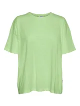 Camiseta verde claro de corte oversize, con mangas cortas y cuello redondo.