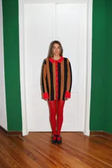 Saco tejido a máquina con rayas verticales negras y marrones, cuello camisero y botones rojos.