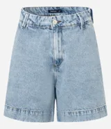 Short de jean tiro alto con trabillas y bolsillos, confeccionado en algodón denim azul con pespuntes contrastantes.