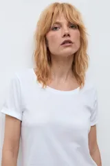 Remera de algodón con escote redondo a la base y mangas cortas, de corte clásico y ajuste cómodo.