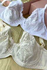Kit de dos soutiens reductores con aro, confeccionados en jersey, puntilla y cetinete.