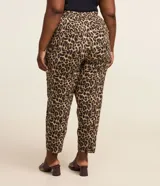 Pantalón de crepé con estampado animal print de leopardo, modelo pijama de corte holgado, cintura elástica con lazo de ajuste y bolsillos laterales.