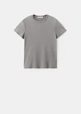 Remera gris de manga corta, cuello redondo y corte ajustado al cuerpo.