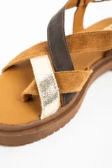 Sandalias planas de cuero para mujer, con suela track y tiras cruzadas multicolores en tonos marrón, negro y plateado texturizado, con sujección para el dedo y tira ajustable en el talón.
