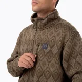 Campera polar con cierre frontal completo, confeccionada en tejido exterior tipo punto con estampado geométrico. Cuenta con cuello alto, bolsillos laterales y un bolsillo frontal con cierre en el pecho, además de un parche con el logo de la marca.