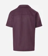 Camisa de manga corta con cuello solapa, cierre frontal de botones y diseño a rayas verticales. Confeccionada en algodón con textura.