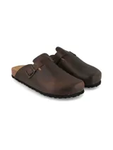 Zueco de cuero marrón oscuro con hebilla metálica lateral ajustable, suela de corcho y base de goma negra.
