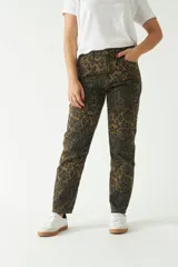 Pantalón jean mom de corte relajado con estampado animal print.