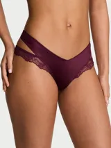 Tanga de tiro bajo color bordó, confeccionada en microfibra suave con diseño de doble tira y detalles de encaje elástico en los laterales, escote en V y corte de pierna alto.