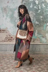 Cartera bandolera de cuero con solapa de cuero croco metalizado color arena y cuerpo de cuero color crudo. Tiene correa larga regulable y manija superior.