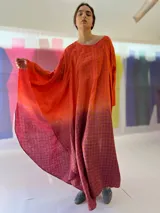 Poncho de seda pintada a mano, con diseño desestructurado y ajuste en el cuello.