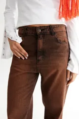 Jean negro de corte recto con recortes laterales, roturas en bolsillos, pespuntes a contratono y zigzag característico de la marca BG.