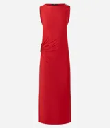 Vestido midi sin mangas color rojo, confeccionado en microfibra con elastano. Presenta un diseño drapeado en el lateral de la cintura con un adorno metálico en forma de gota, escote redondo y una abertura lateral en la falda.